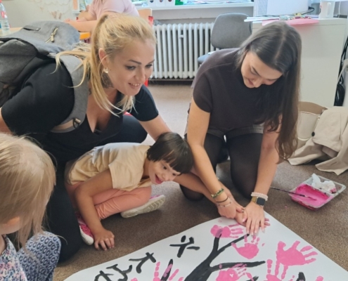 Tvořili jsme pomocí zmačkaného ubrousku okvětní lístky stromu Sakura