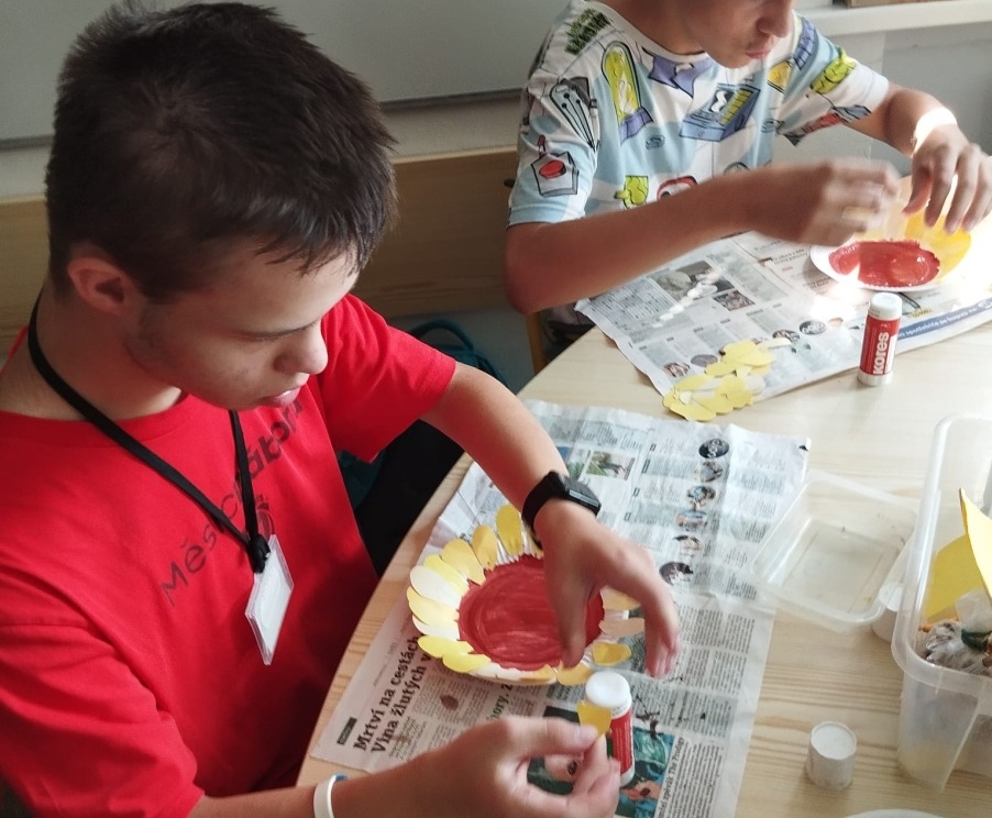 hraní si s divadélkem, skládání puzzlí, kreslení, vybarvování obrázků, stavby z dřevěných kostek