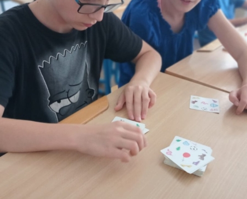 hraní si s divadélkem, skládání puzzlí, kreslení, vybarvování obrázků, stavby z dřevěných kostek