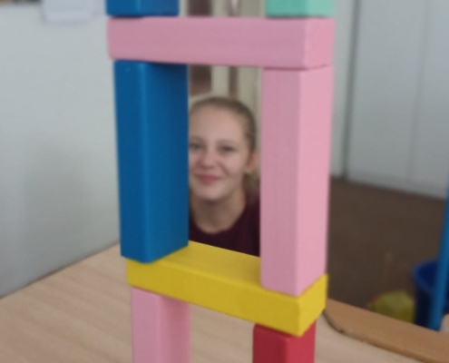 hraní si s divadélkem, skládání puzzlí, kreslení, vybarvování obrázků, stavby z dřevěných kostek