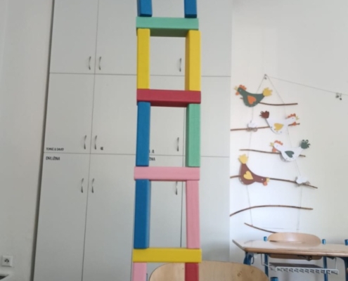 hraní si s divadélkem, skládání puzzlí, kreslení, vybarvování obrázků, stavby z dřevěných kostek