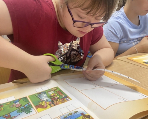 Střihání, skládání, lepení.Ať každé písmenko dobře poznáme