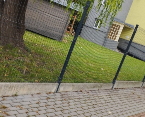 před školou se začalo hromadit listí