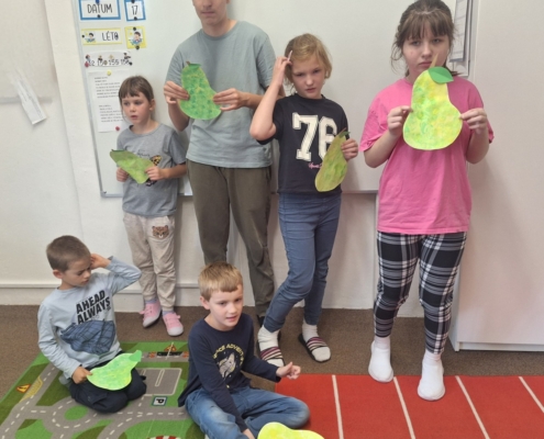 ve výtvarné výchově vytvořili zelené hrušky formou otisku barvy na papír