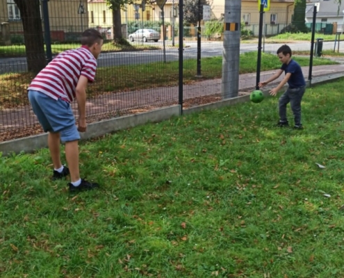 v malé tělocvičně stavění kolejí z Lega, vkládačky, pobyt na školní zahradě a stolní fotbálek