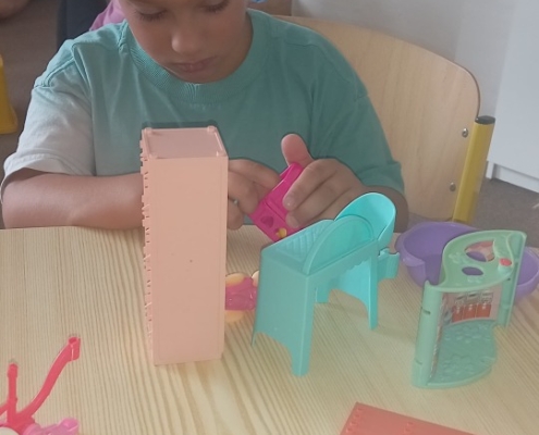 Stolní hra s barevnými kostkami, omalovánky, hrátky s nábytkem pro panenky