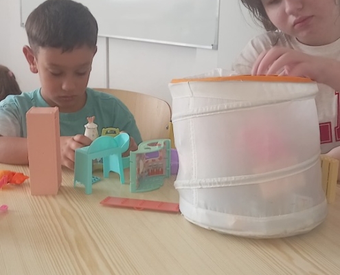 Stolní hra s barevnými kostkami, omalovánky, hrátky s nábytkem pro panenky