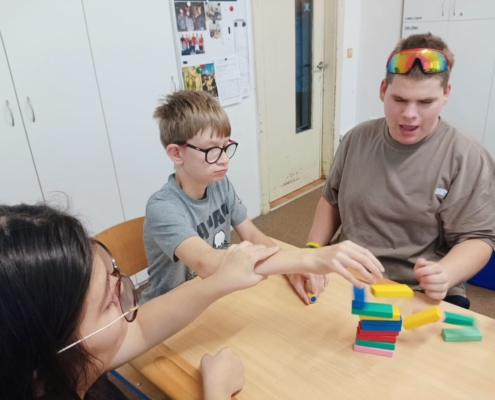 Stolní hra s barevnými kostkami, omalovánky, hrátky s nábytkem pro panenky