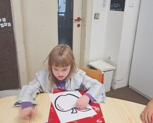 Ve výtvarné výchově jsme s dětmi začali tvořit podzimní atmosféru