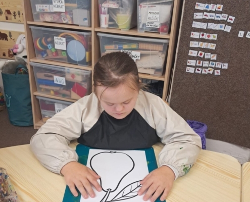 Ve výtvarné výchově jsme s dětmi začali tvořit podzimní atmosféru