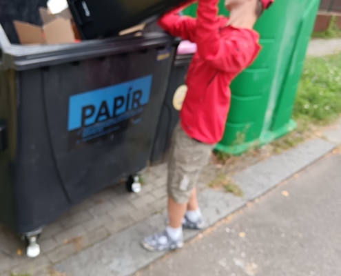 Pracovní činnosti - stříhání , práce s papírem, odvoz, odnos a třídění odpadů