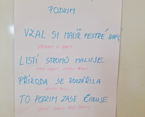 Učíme se nová rytmická cvičení na židli