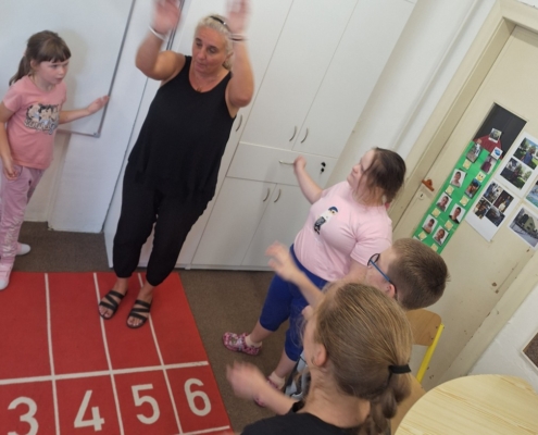 Učíme se nová rytmická cvičení na židli