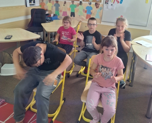 Učíme se nová rytmická cvičení na židli