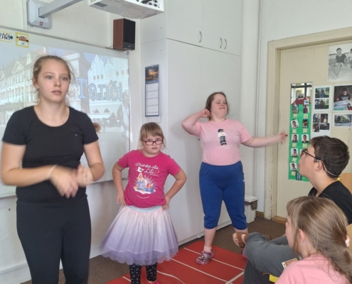 Učíme se nová rytmická cvičení na židli