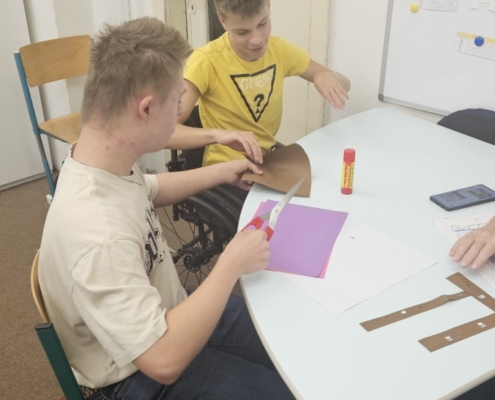 Dnes kluci ve výtvarce pracovali ve dvojicich