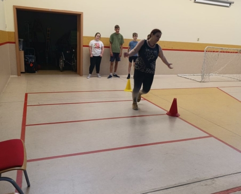 protažení celého těla a potom jsme měli opičí dráhu