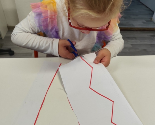 stříhat nejrůznější tvary a tím jsme procvičovali nácvik stříhání