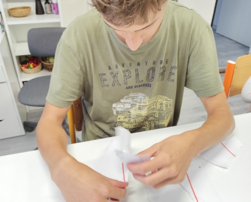 stříhat nejrůznější tvary a tím jsme procvičovali nácvik stříhání