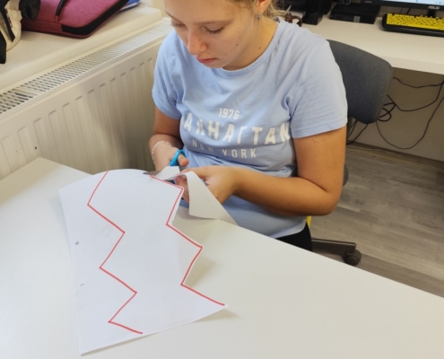 stříhat nejrůznější tvary a tím jsme procvičovali nácvik stříhání