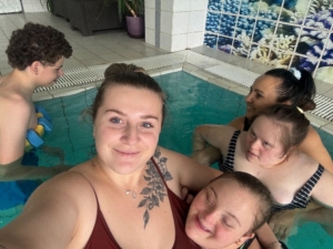 dnes opět bazén, vycházky, krmení kačenek na přehradě, tvoření