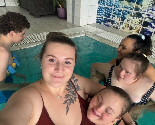 dnes opět bazén, vycházky, krmení kačenek na přehradě, tvoření