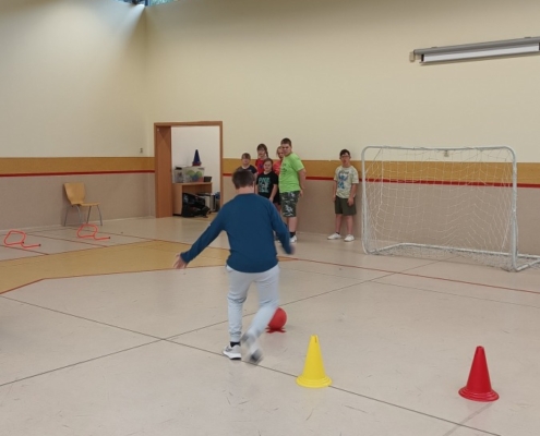 Rozcvička, opičí dráha a fotbal