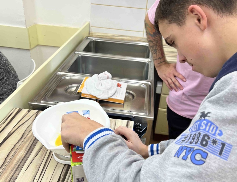 palačinky plněné švestkovými povidly se skořicí