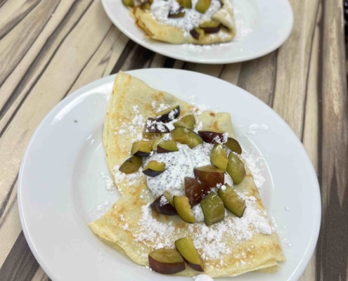 palačinky plněné švestkovými povidly se skořicí