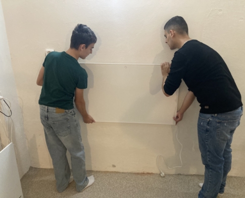 úspěšně pověsili topný panel