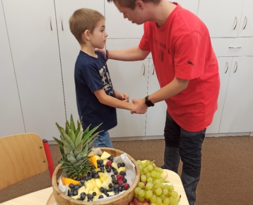 Nácvik psaní pomocí šablon. Třídění tvarů, barev
