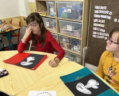 procvičili jemnou motoriku a koordinaci pohybu obou rukou