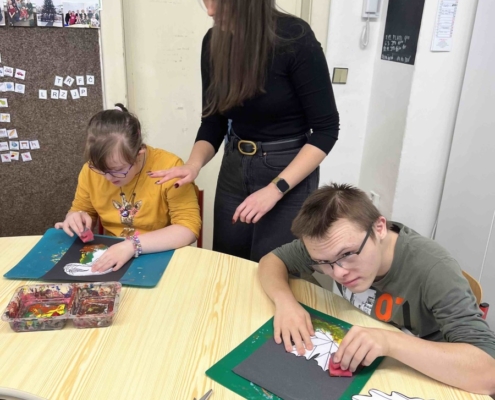 procvičili jemnou motoriku a koordinaci pohybu obou rukou