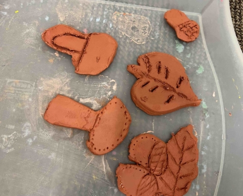 Děti si vyzkoušely vyrývat do hlíny pomocí špejle různé tvary