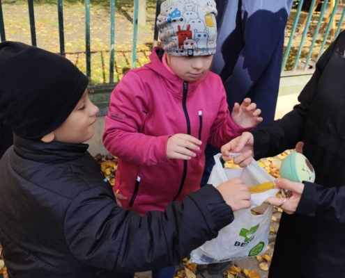 děti nasbíraly listy a poté mohly tvořit své podzimní ježky