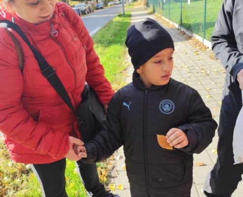 děti nasbíraly listy a poté mohly tvořit své podzimní ježky