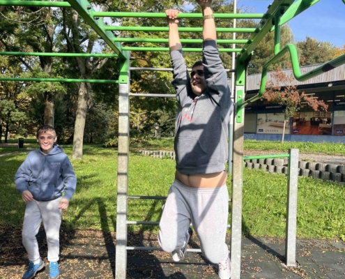 vyrazili na hřiště, kde kluci posilovali na hrazdách