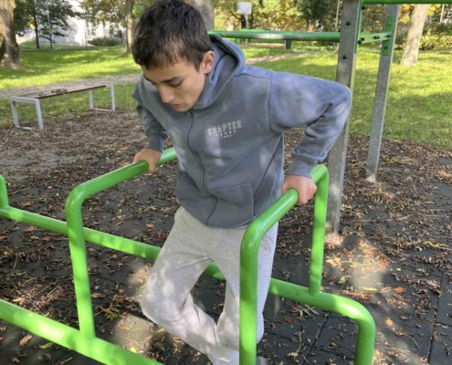 vyrazili na hřiště, kde kluci posilovali na hrazdách