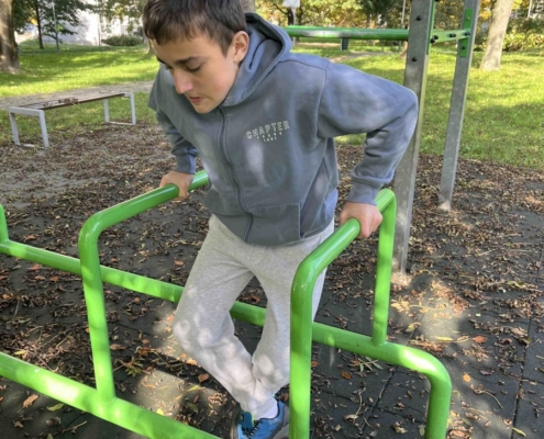 vyrazili na hřiště, kde kluci posilovali na hrazdách