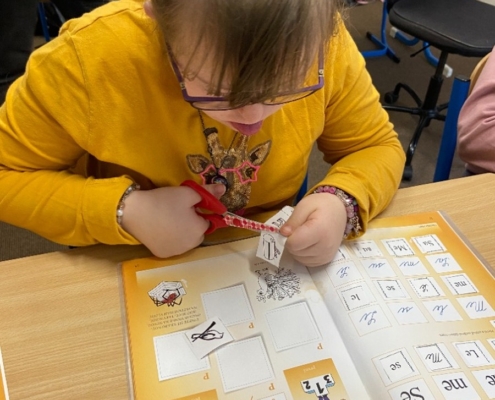 procvičují rozpoznávání číslic a se seznamuje s dalším novým písmenkem