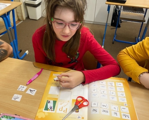 procvičují rozpoznávání číslic a se seznamuje s dalším novým písmenkem