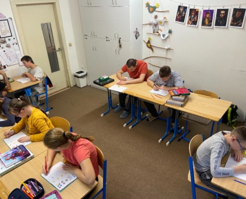 procvičují rozpoznávání číslic a se seznamuje s dalším novým písmenkem