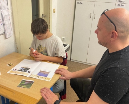 procvičují rozpoznávání číslic a se seznamuje s dalším novým písmenkem