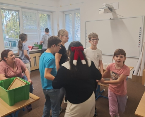 Tanečky ve třídě, zpívání a hraní na kytaru