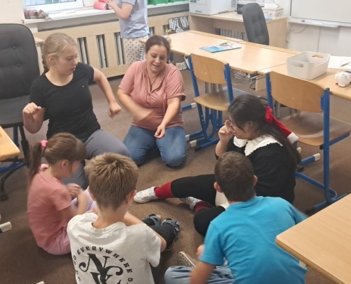 akce-577-008 Tanečky ve třídě, zpívání a hraní na kytaru