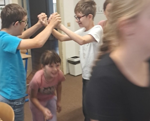 akce-577-010 Tanečky ve třídě, zpívání a hraní na kytaru