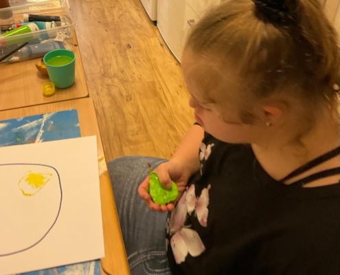 žáci pomocí bramborových tiskátek barevně tiskli plodiny