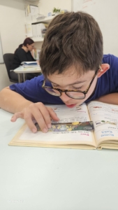 čtení z knih a slabikáře, matematika do 10000, třídění odpadu, orgány v lidském těle