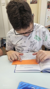 čtení z knih a slabikáře, matematika do 10000, třídění odpadu, orgány v lidském těle