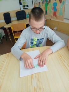 tentokrát vytvořili stromy pomocí podzimního listí